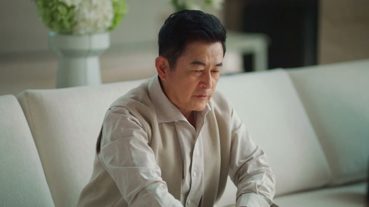 他自己从楼上跳下去的