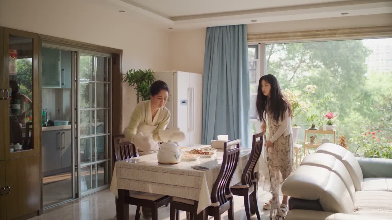 先给你爸装碗汤啊