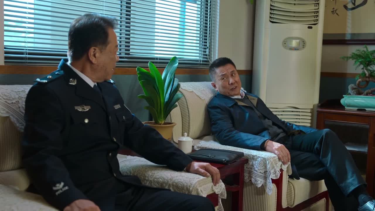不像我区委 那沙发硌屁股