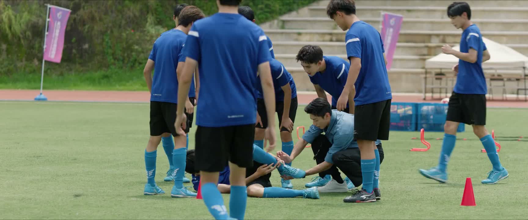 来 你崴到了吗 没事 一点疼