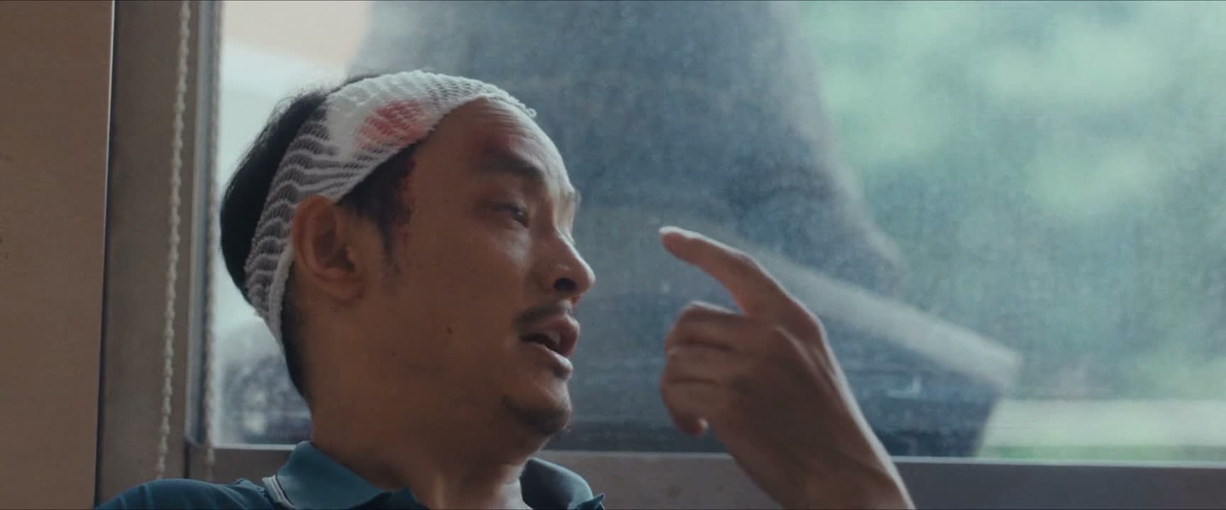 还在我脸上补了一砖你看 差点把我眼睛给打瞎了