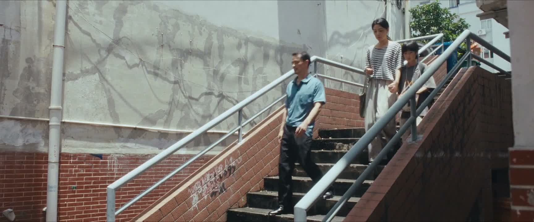 我才领的工资还不够 又跟我妈借了点