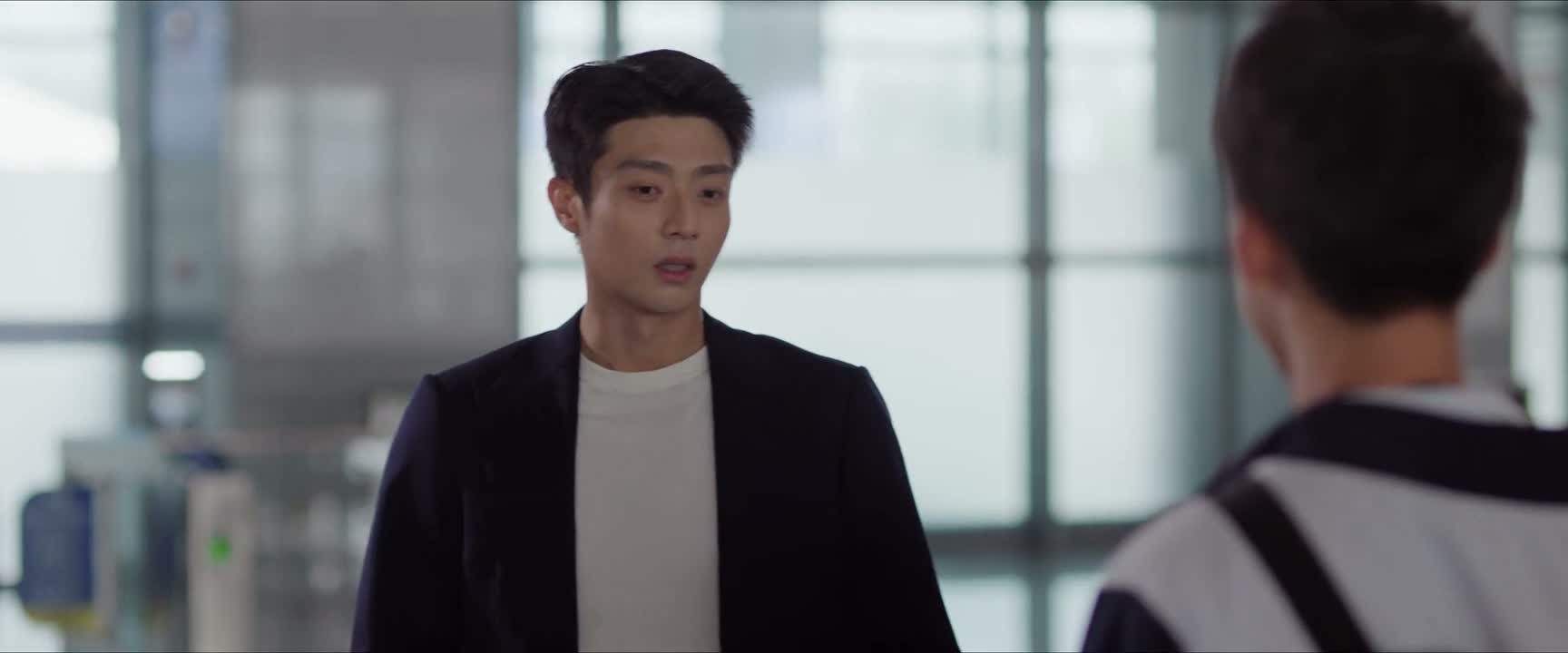 小林老师怕你们肚子饿 给你们买吃的去了