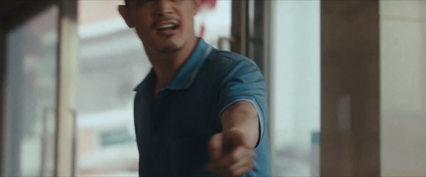 再瞪一个试试 别激动 别激动 坐 坐