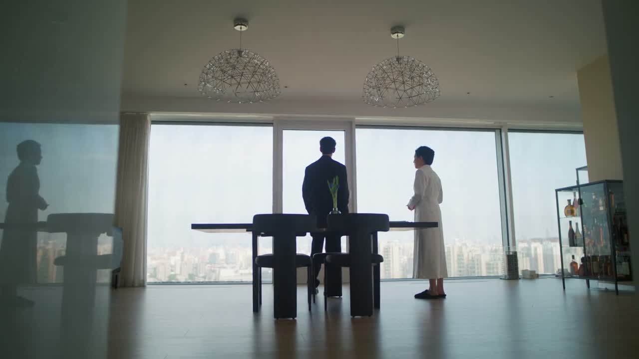 要不然 我去跟她解释一下