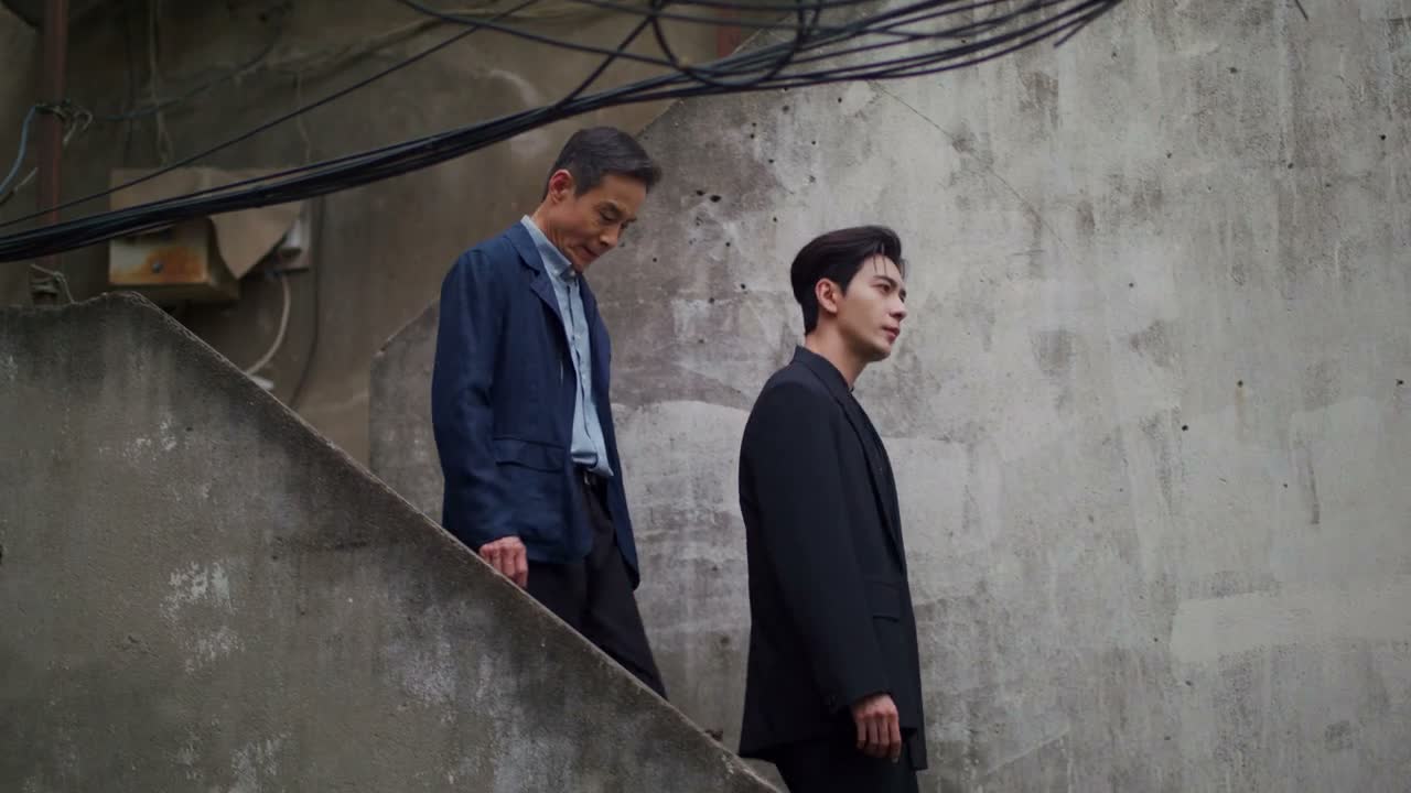 咱们要不要 想个办法 让他开口