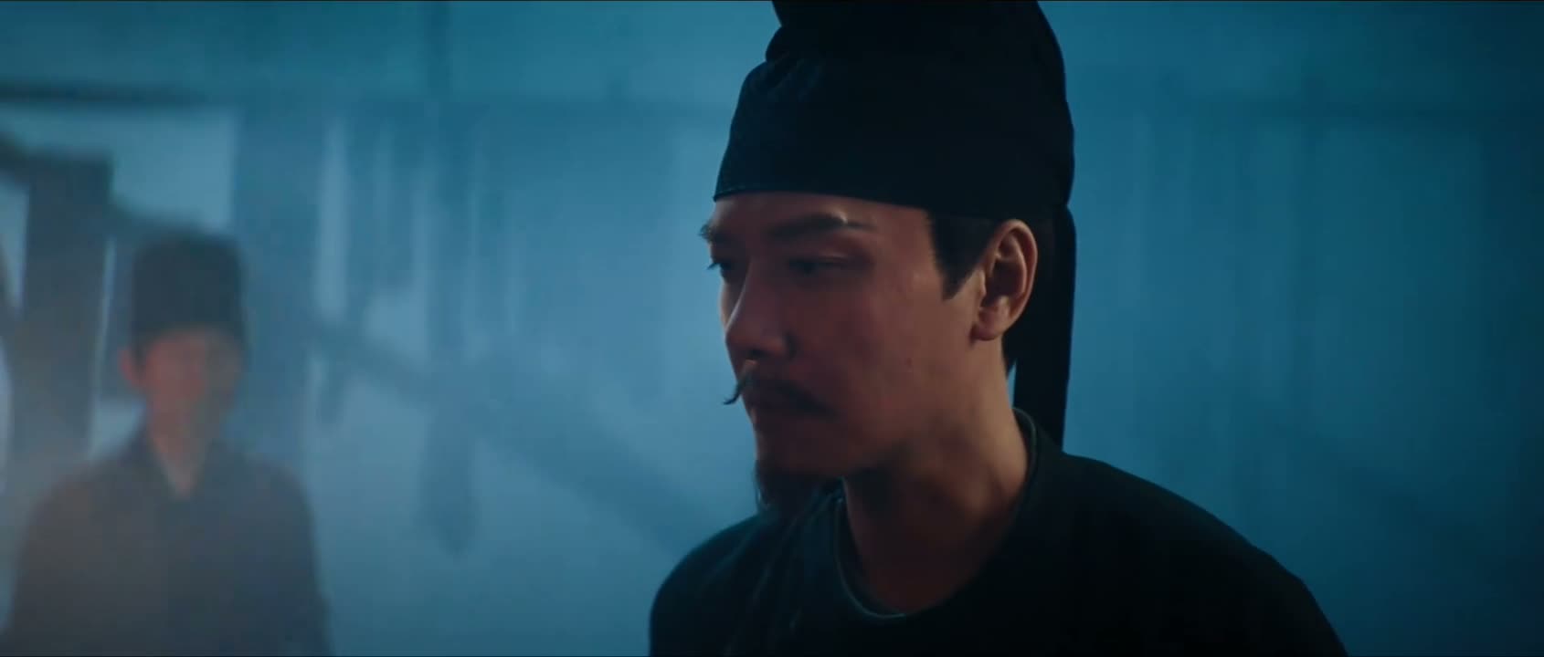 透着怪异