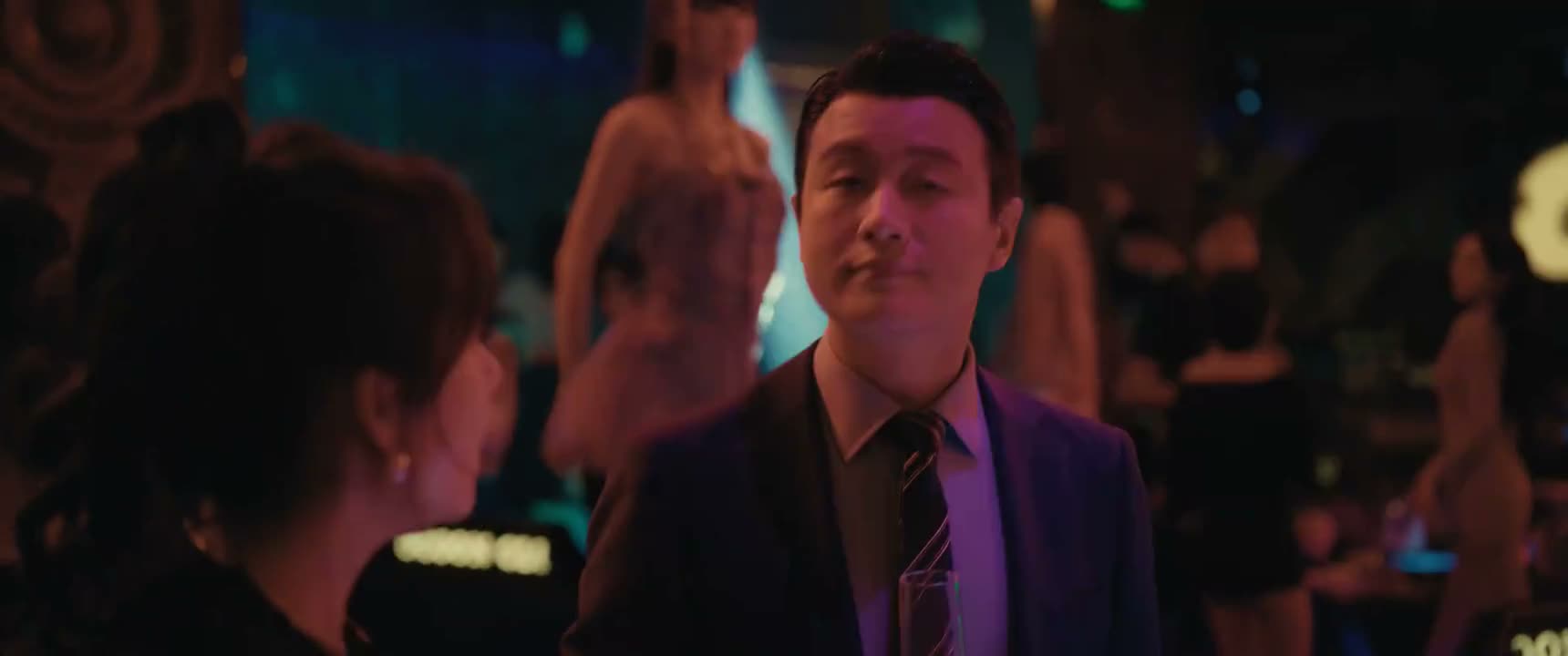 对我有意见是吧 是觉得我年纪轻 跟我说不着