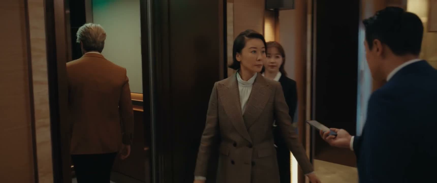 商学院的冯教授 你不是找他吗