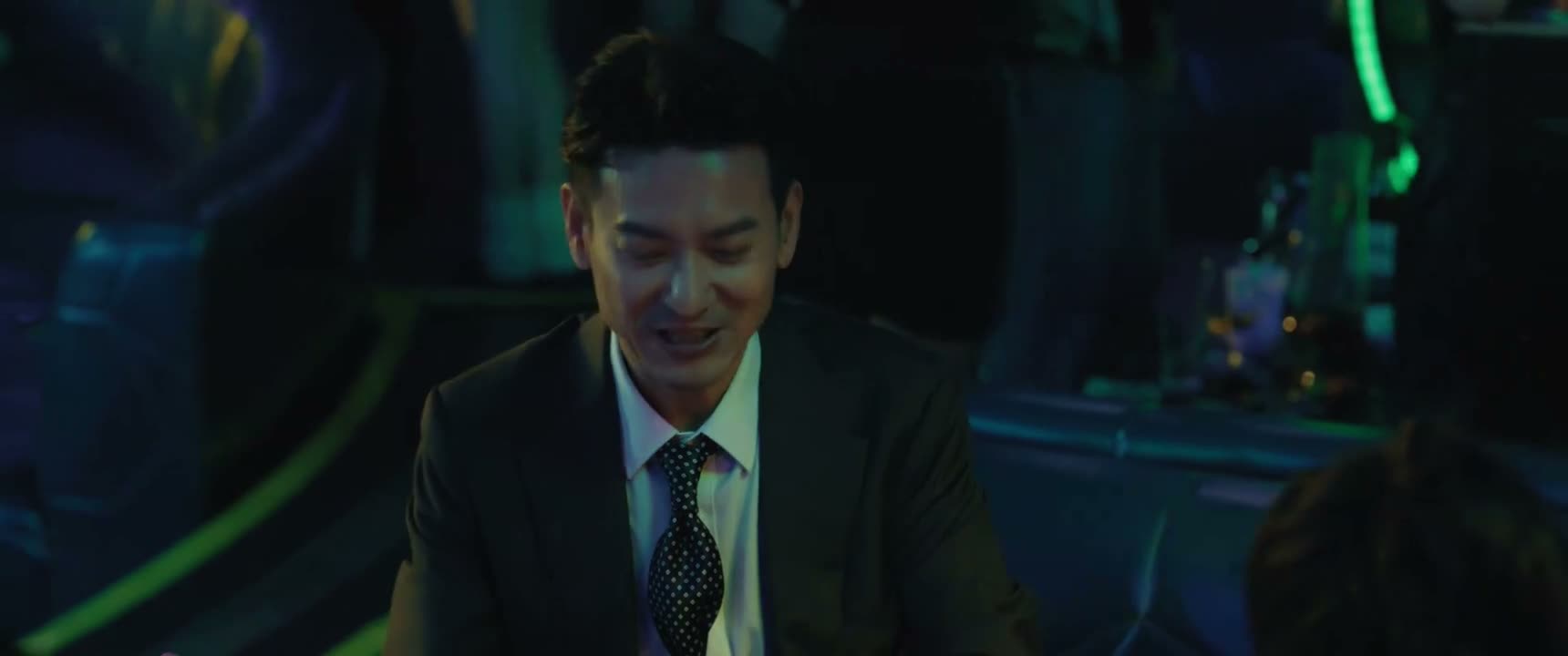 是是是 来来来 我们先喝一个 先喝一个