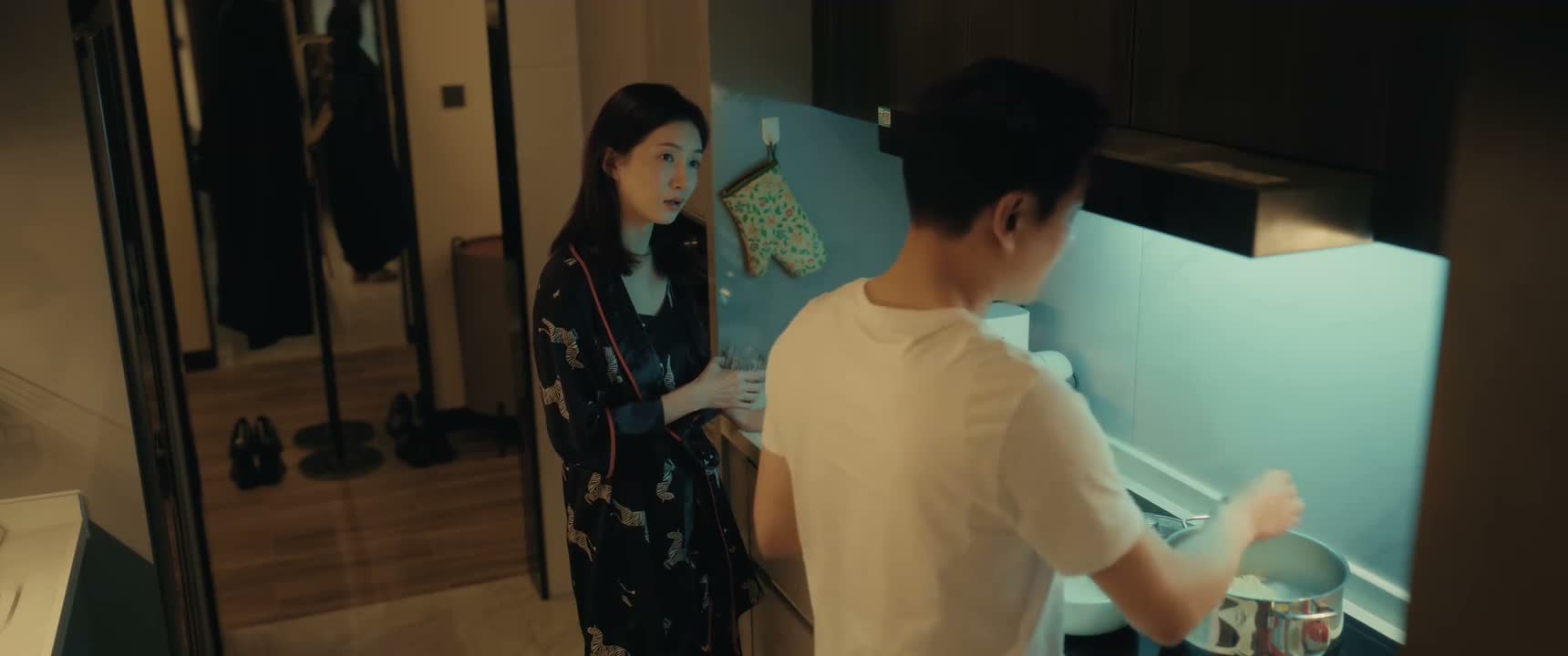 他带他女朋友去 我也不能带个男的呀