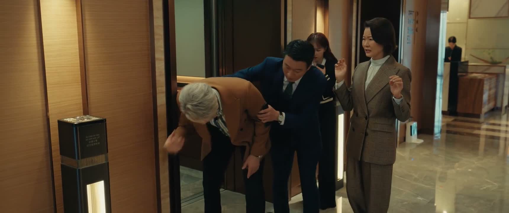 我来 我 我扶你去洗手间