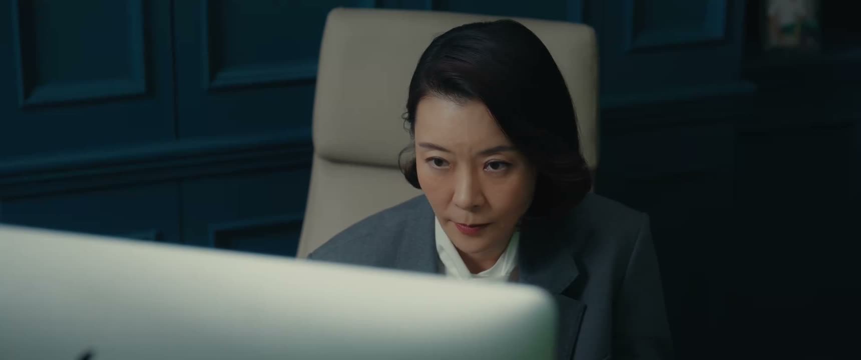 总部永远喜欢这个调调 像圣母一样
