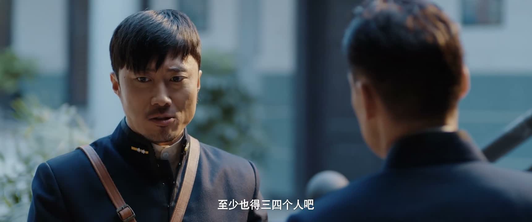 至少也得三四个人吧