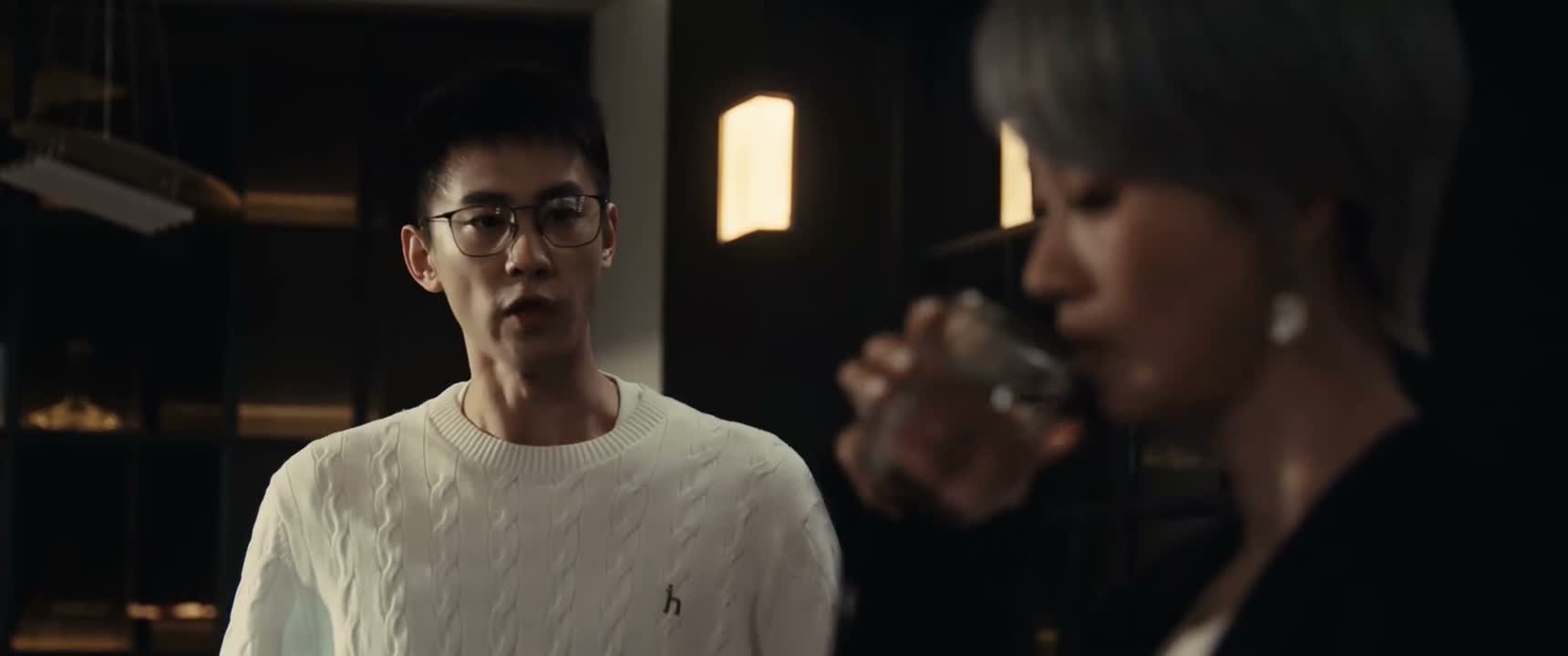 我要你最快速地告诉我 这个闪灵骑士到底是什么人