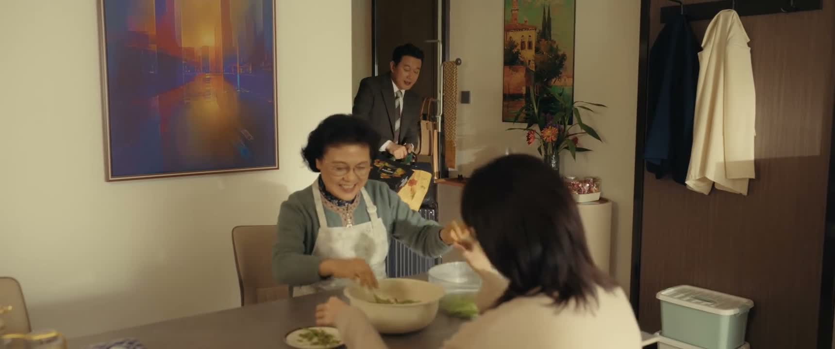 正赶上吃饭 你看 妈 看我给您带什么了