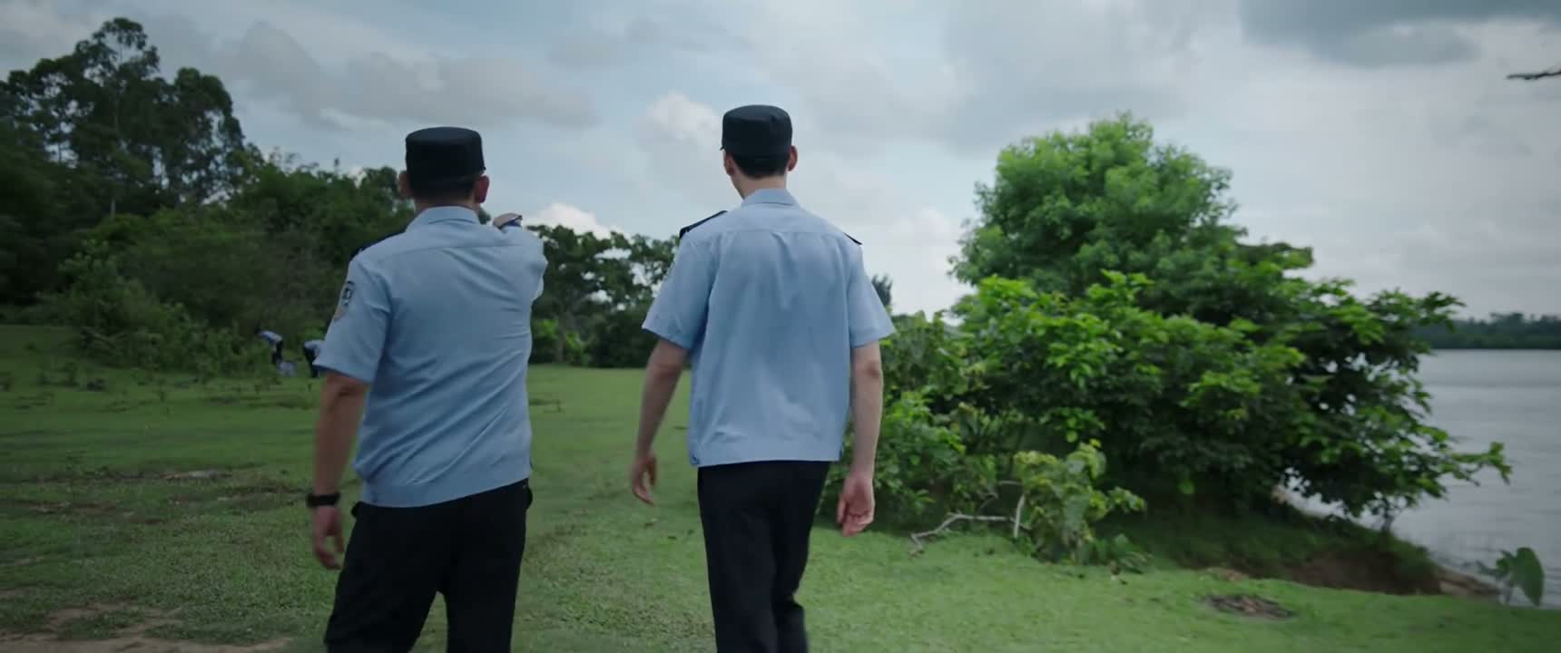 小树前边 掉了个头