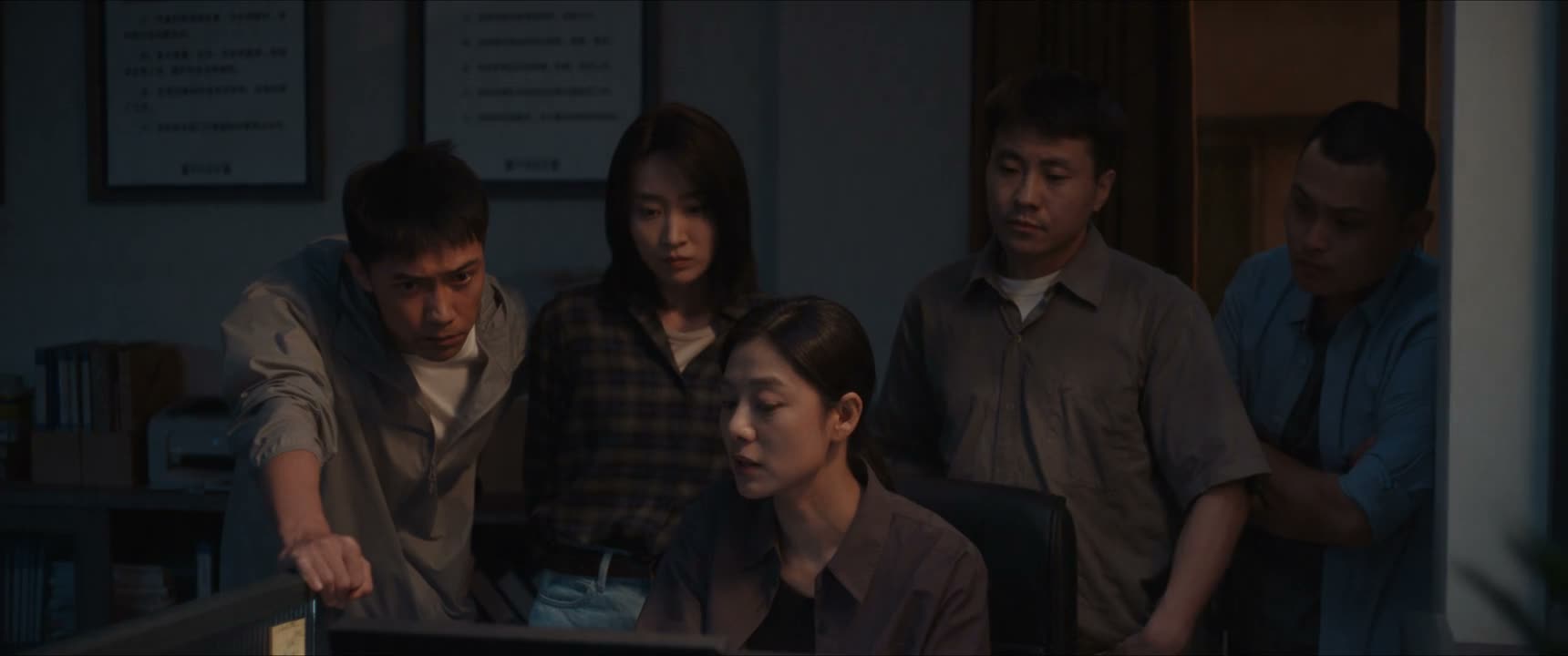 调查一下这个银色的尼桑
