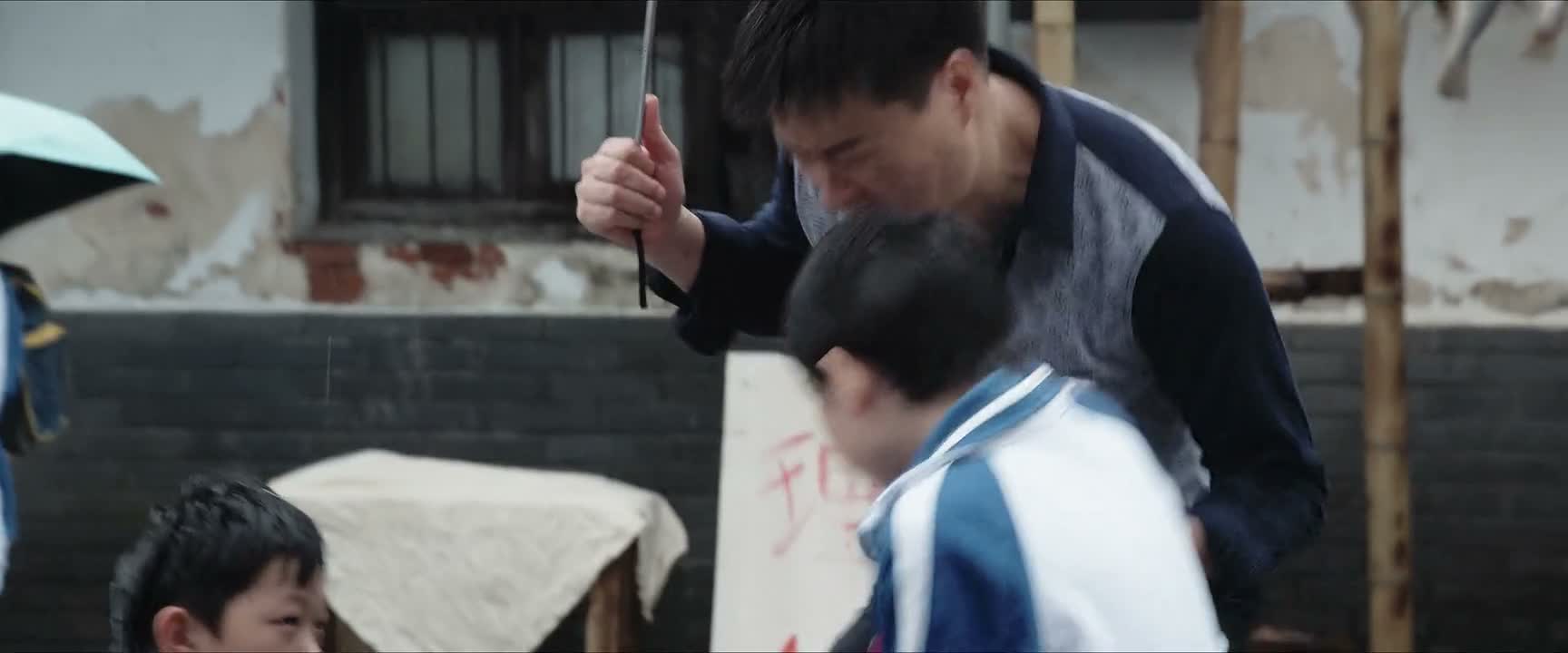 别打了别打了 你怎么回事 你没事吧 你哪个班的