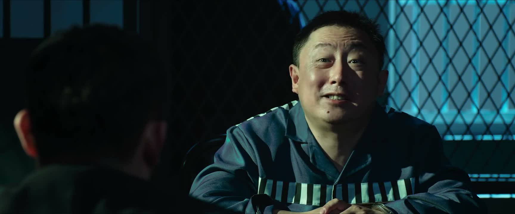 不认识 也不跟人说话 所以我也跟他不熟
