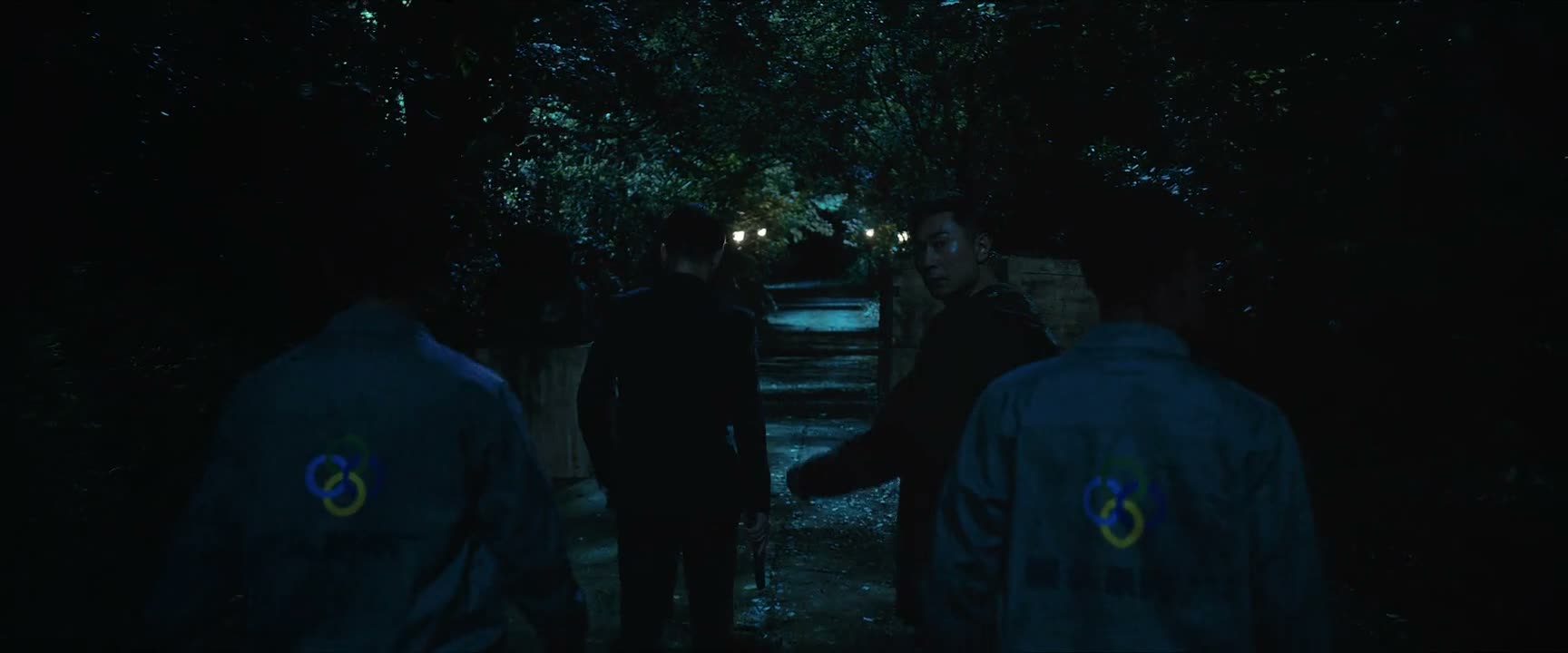 分开行动 一人一边