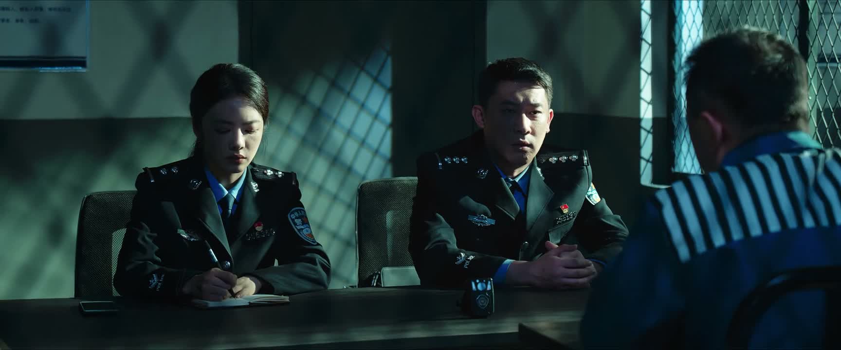 这里边人吧 你说没有一个不恨警察的