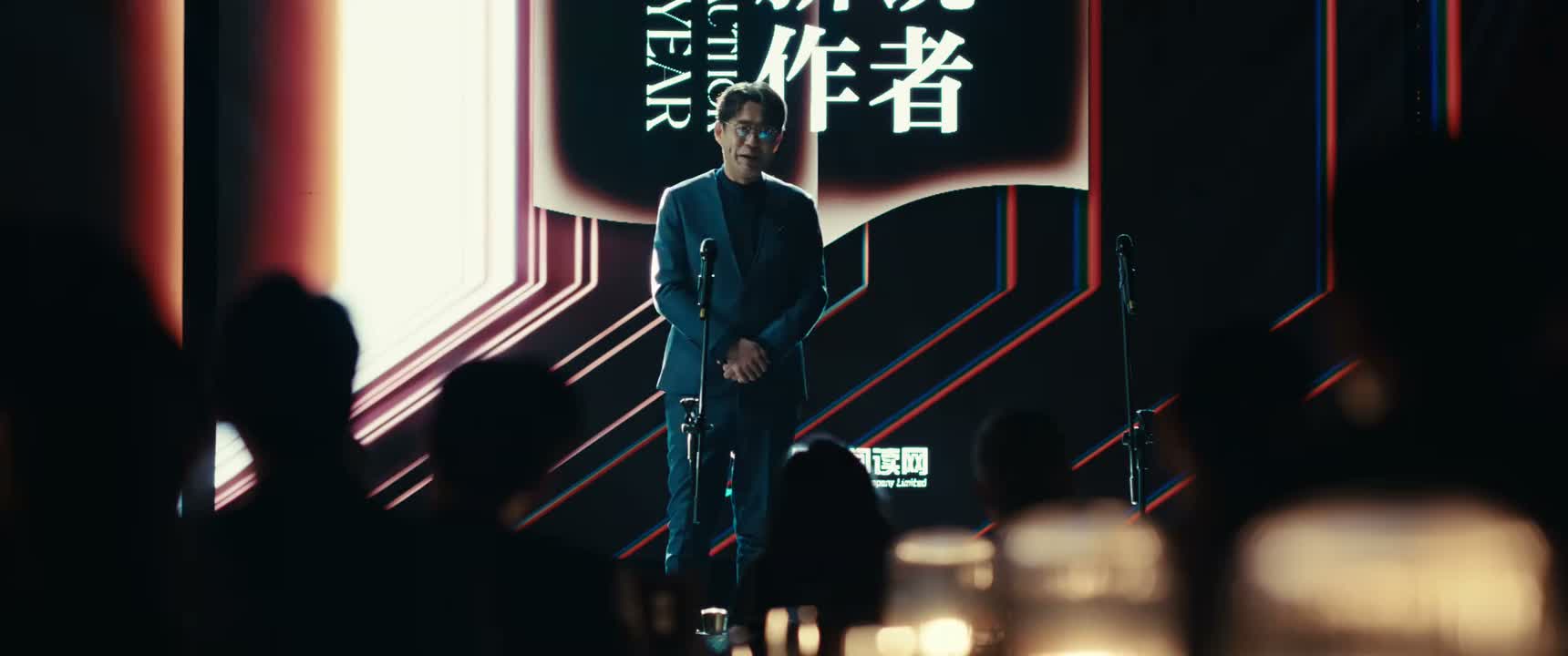 来为我们揭晓 并颁发这个奖项