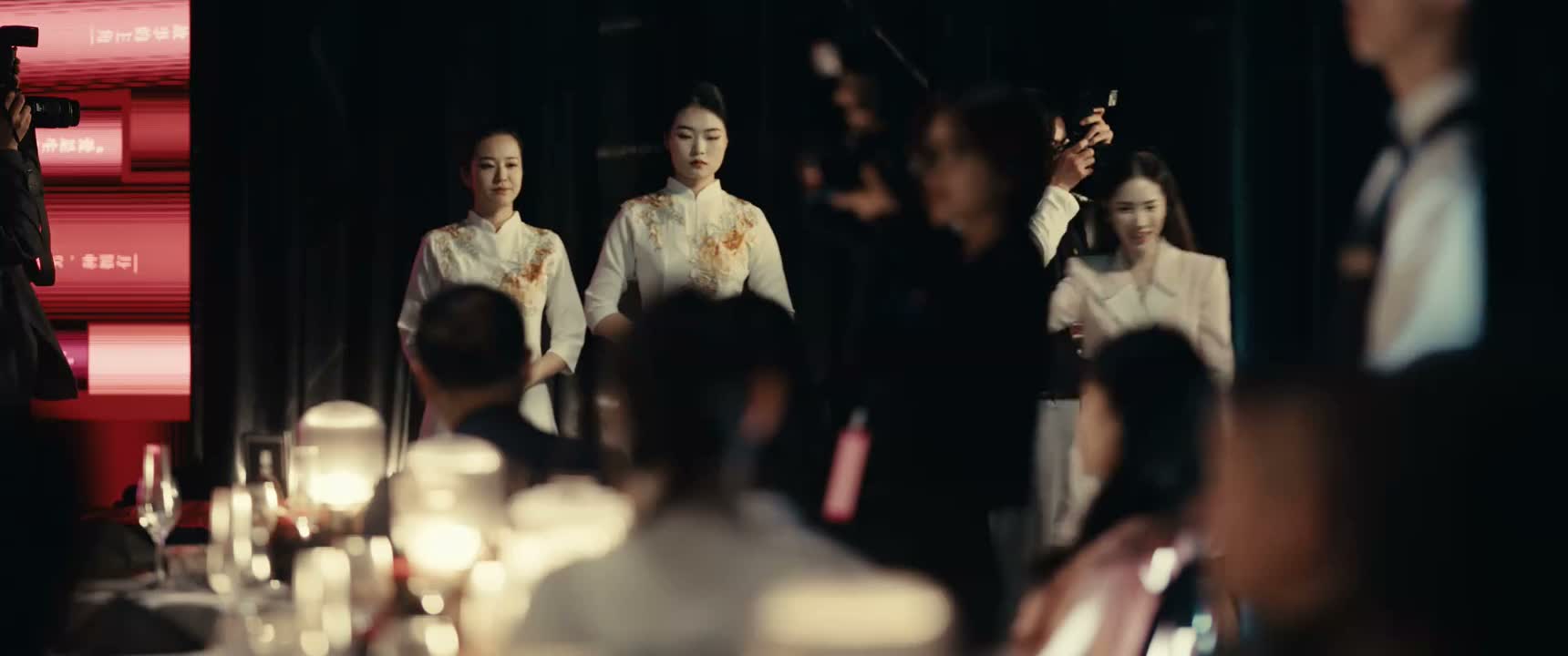 两位 这边请 我没记错的话 去年的作家之夜
