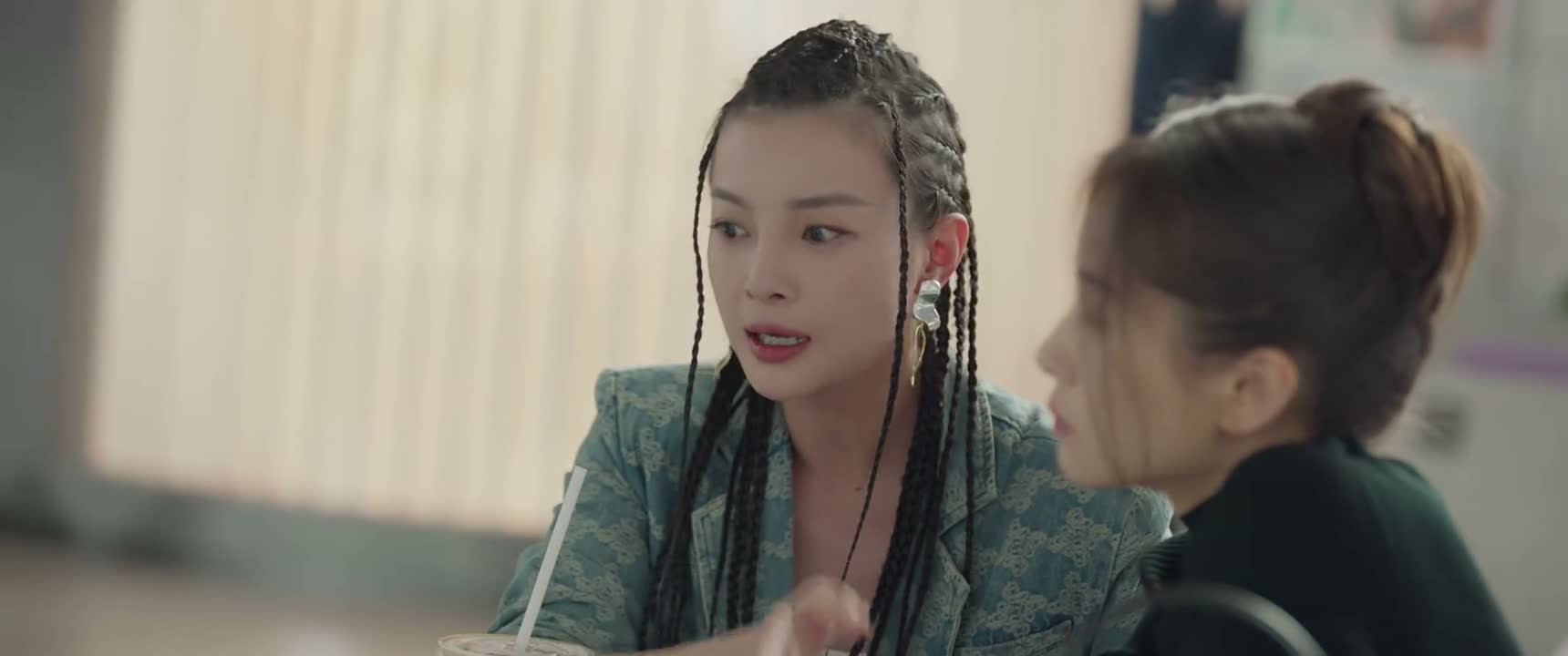 现在立刻找他前女友问个清楚