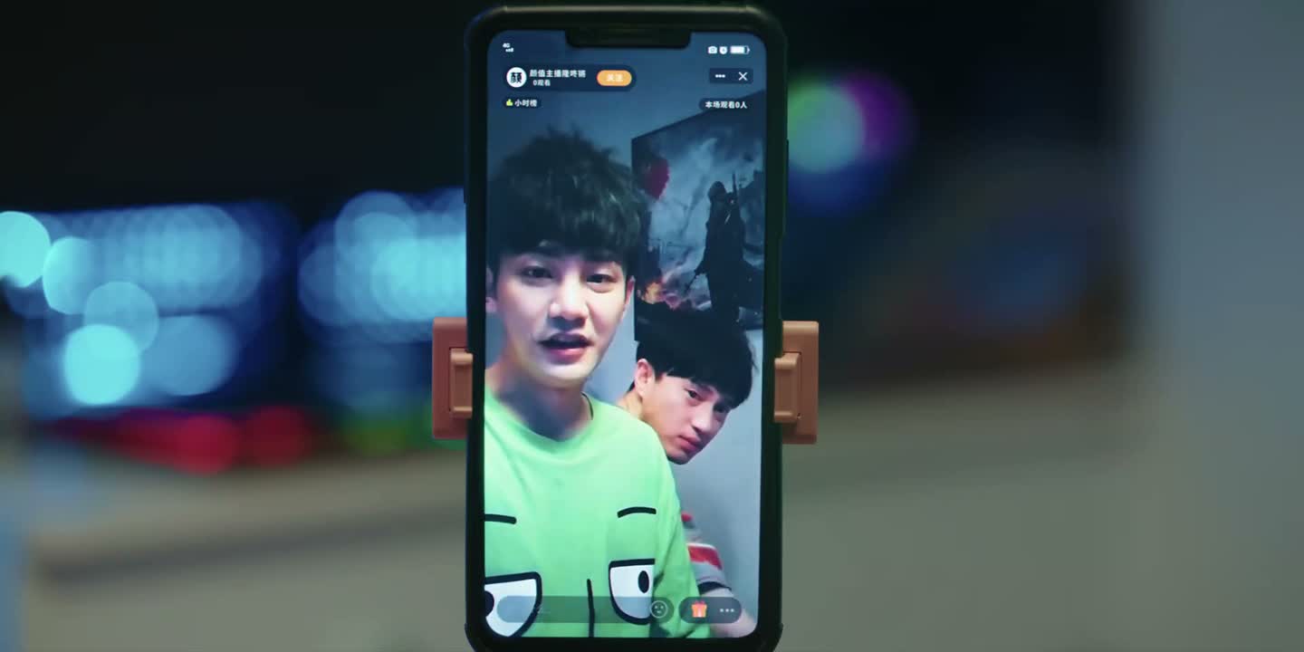 我们两个是从小到大最好的朋友
