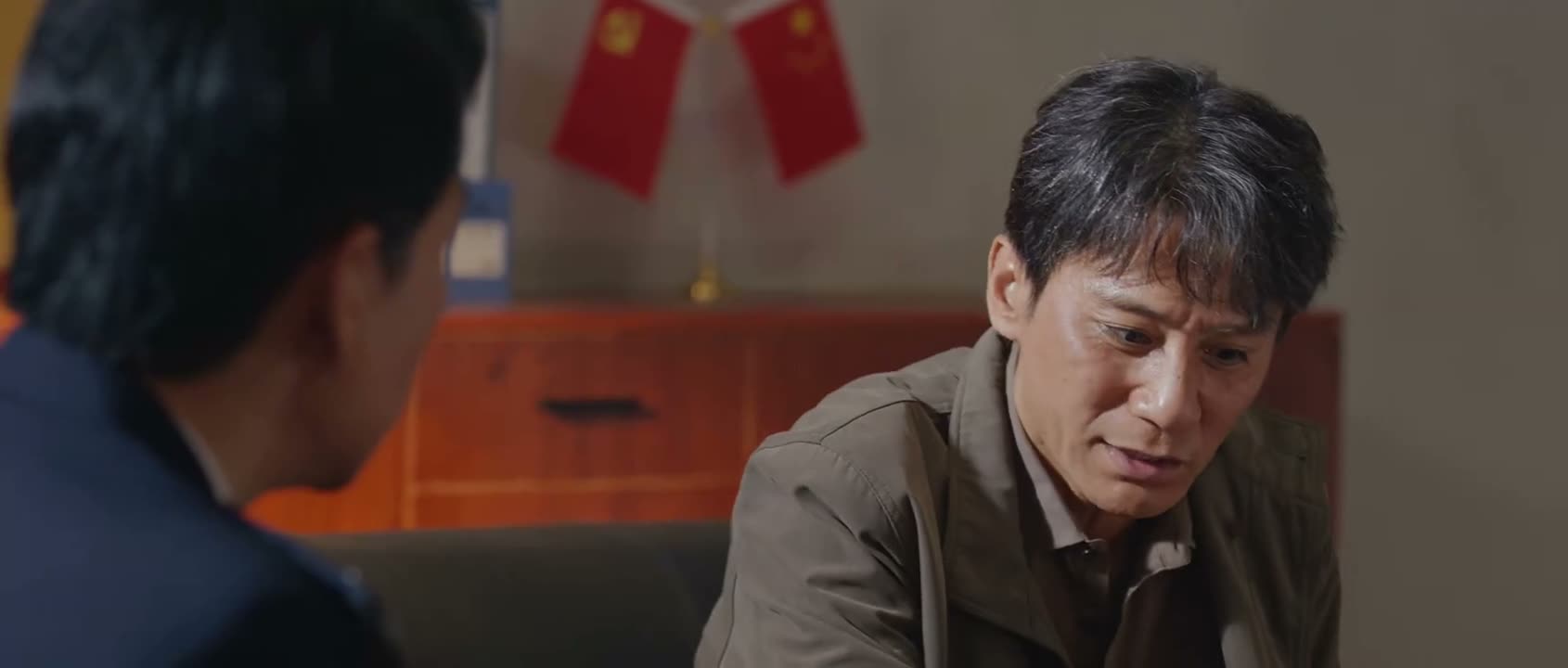 眼睁睁在咱们眼皮底下他跑了呢