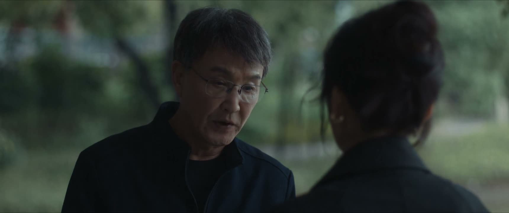 背后还有一个人