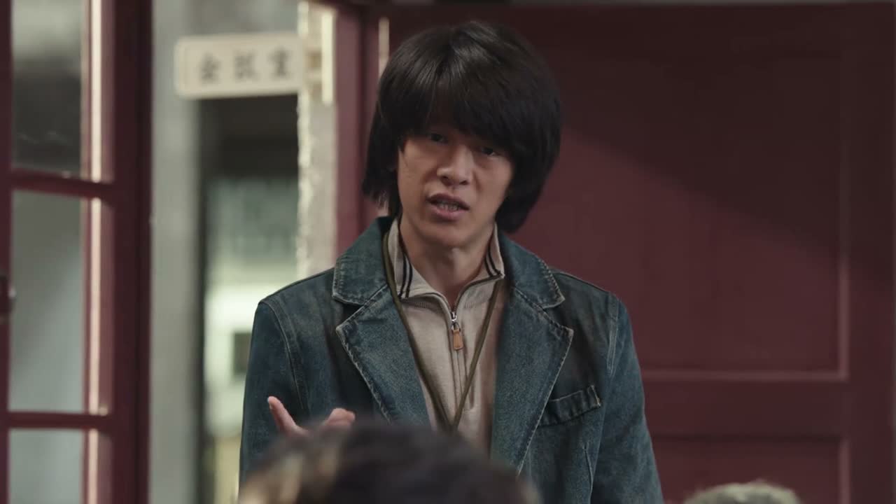聚在一起 哭哭笑笑的