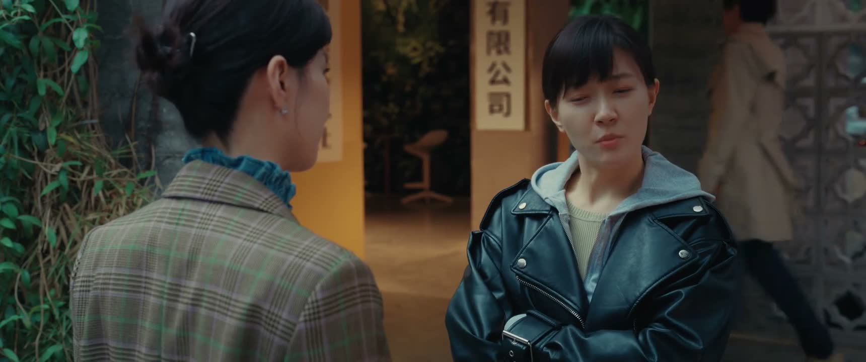 你不听话了 在背后做小动作