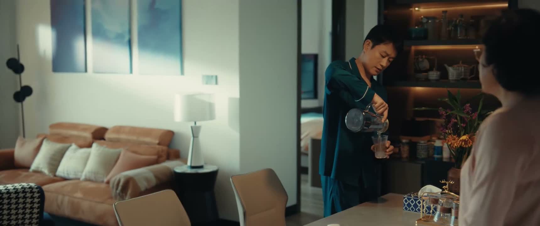 你们这样怎么行啊 一个出差 一个加班的