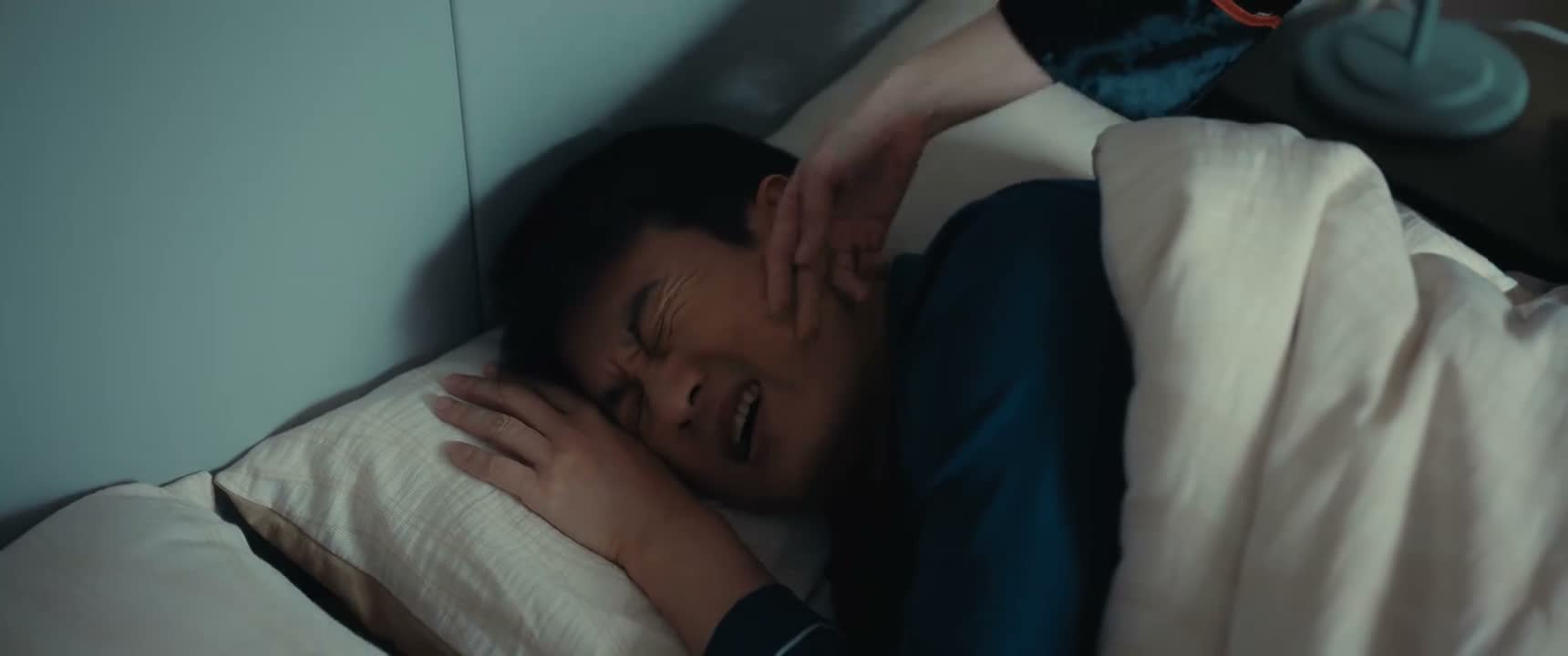醒醒 你干什么呀 他睡觉让他睡好了 妈来了