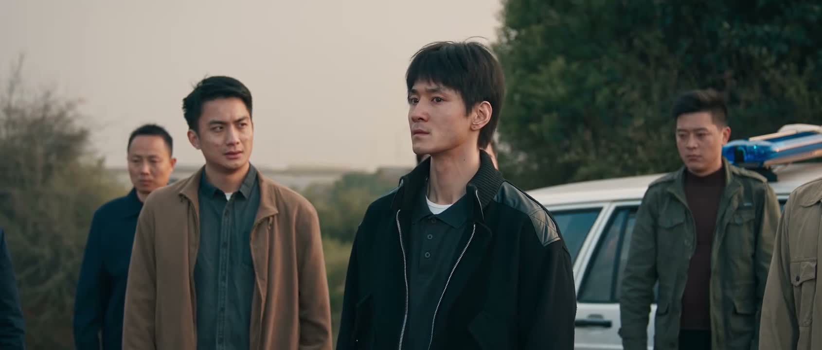分头去村里边走访一下