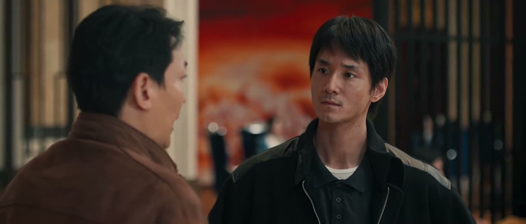 暂时留在市里等我消息