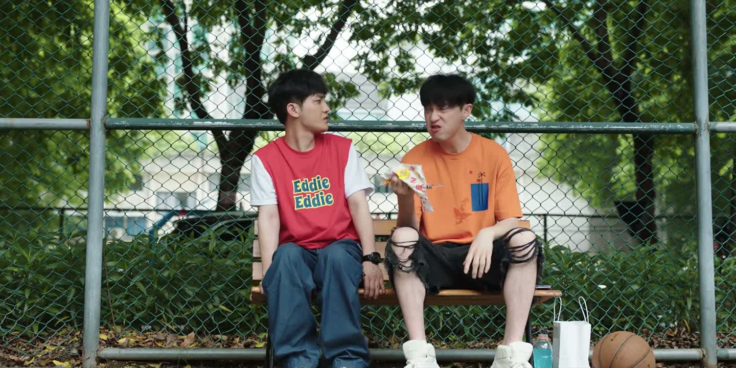 这汉堡再过一分钟就得馊了