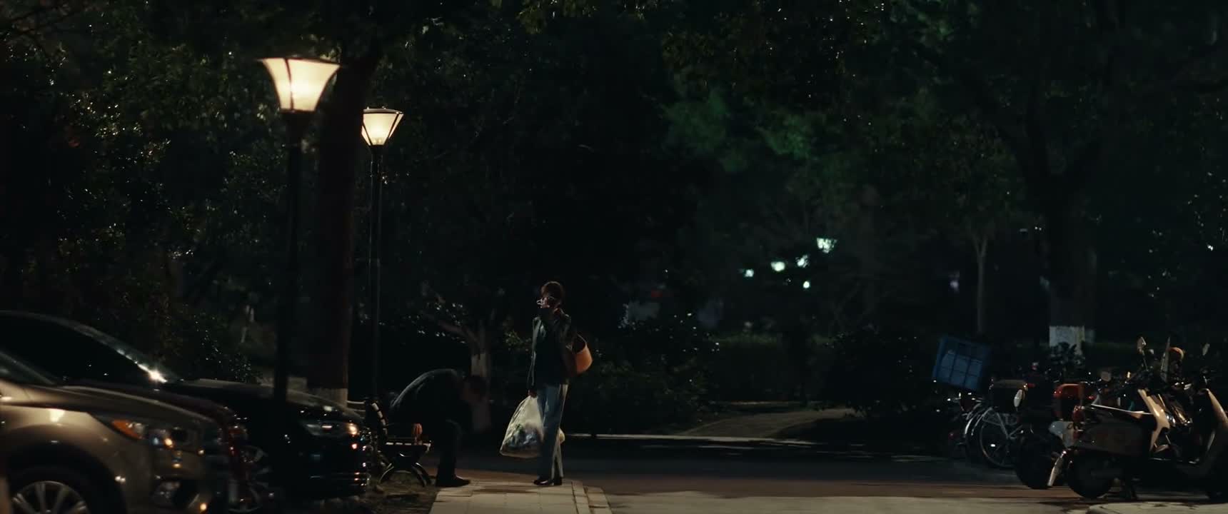 明天我们俩一起陪她吃个饭呗