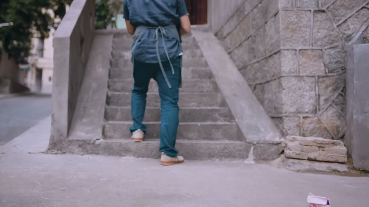 你得先把那面吃完