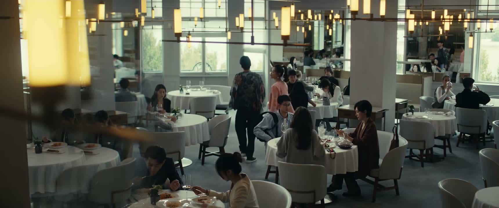 服务员 帮我们上下蛋糕吧 谢谢啊