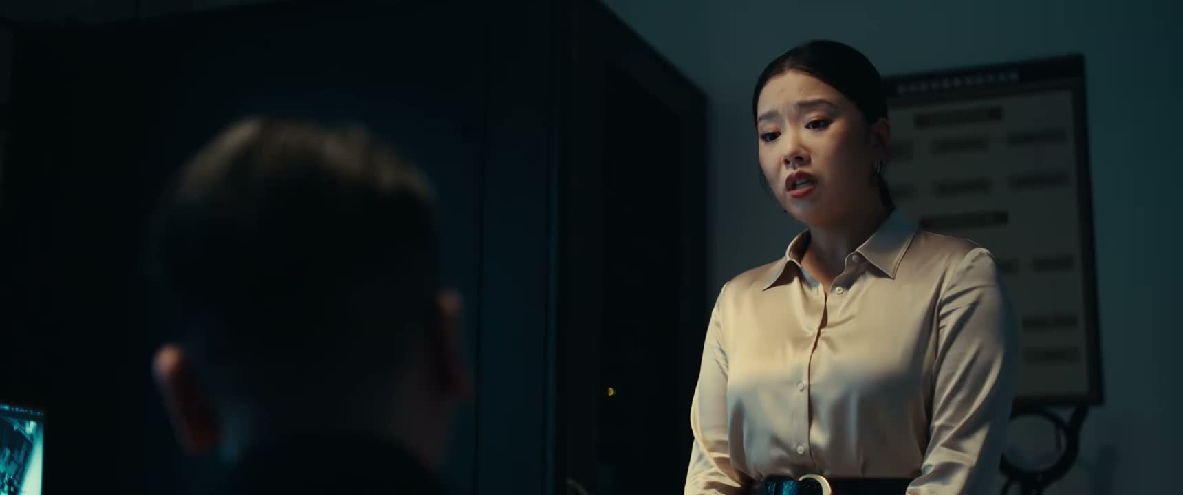 你能不能给我看一下 昨天电梯的监控