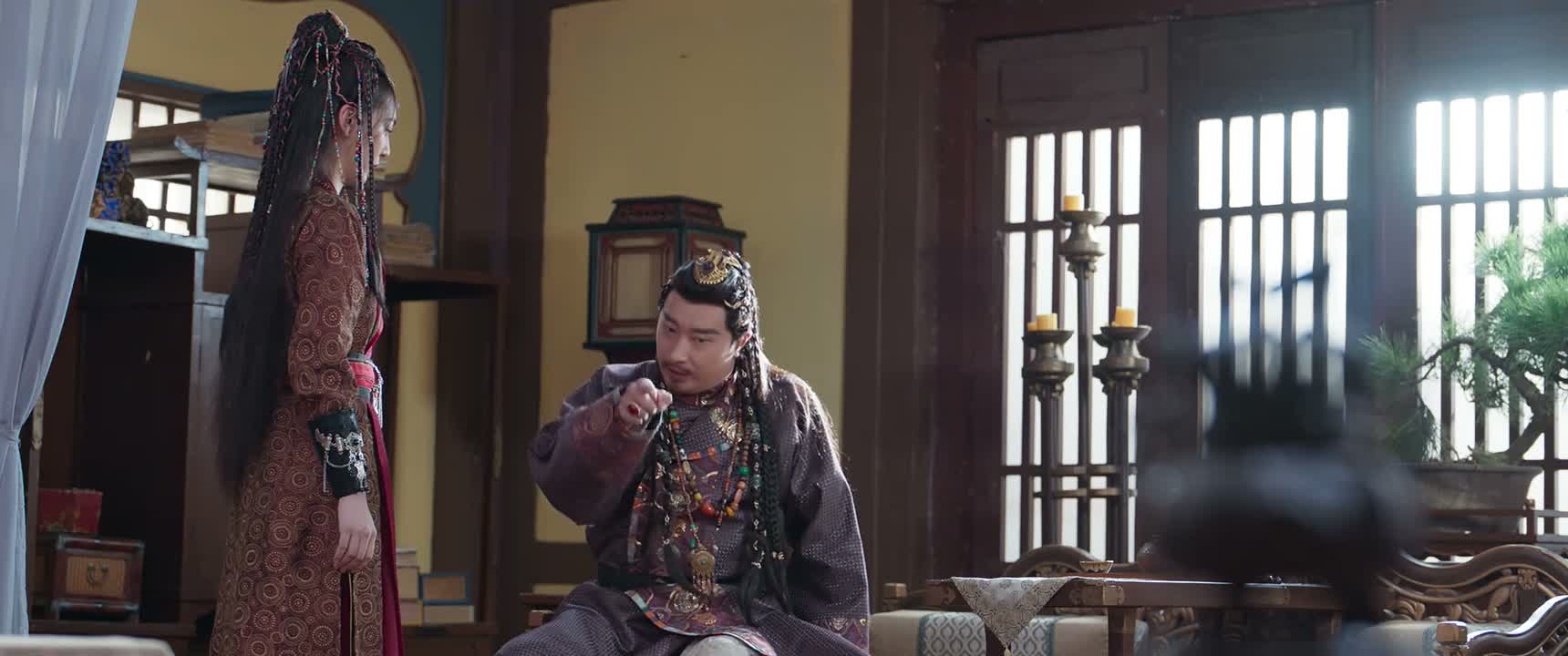 给他灌很多很多的酒
