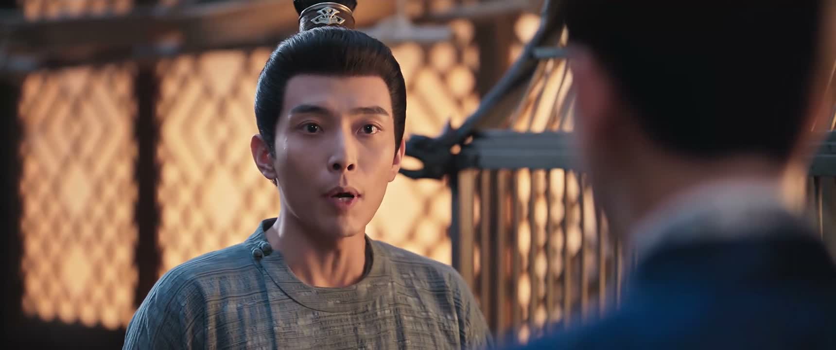 他旁边跟了一个又瘦又高的女子