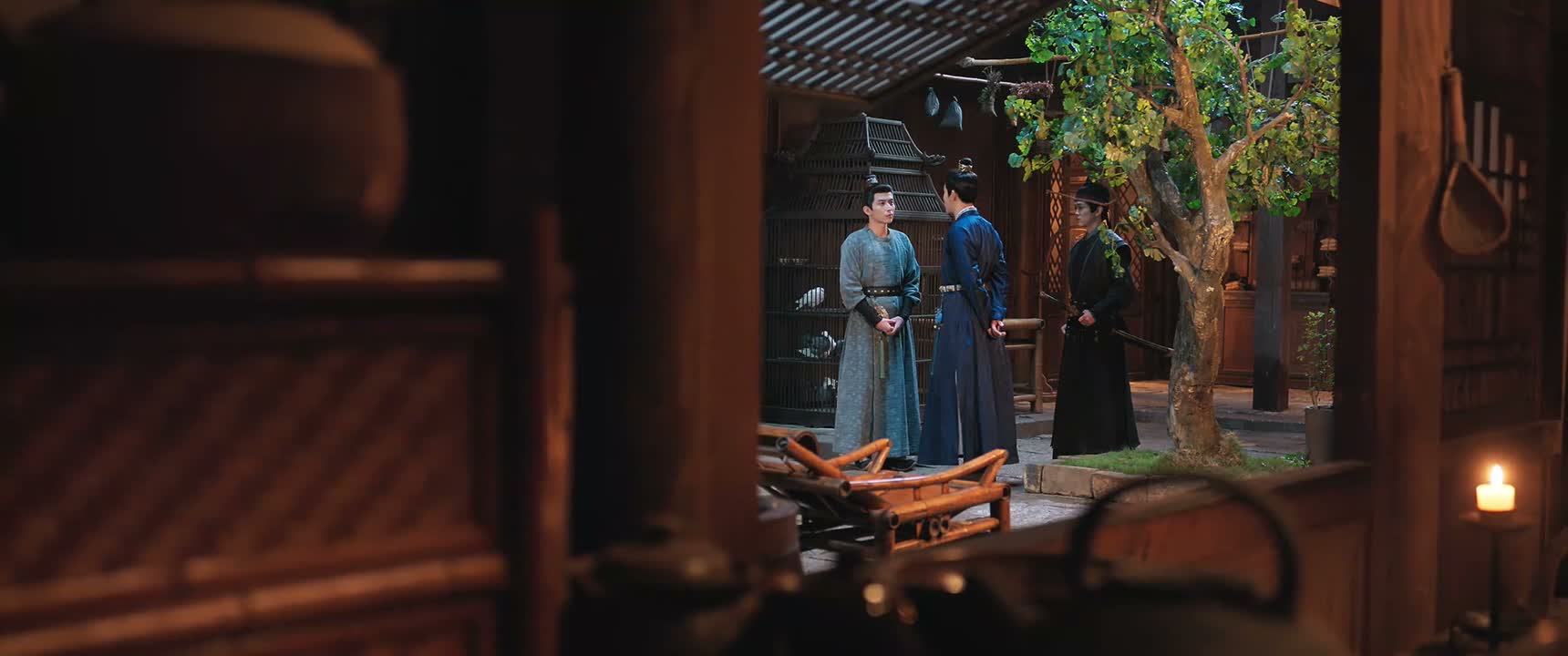 现在还被他们软禁着