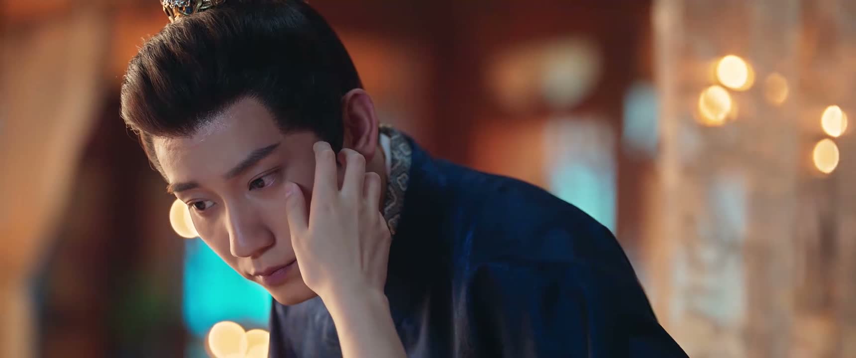 眼圈都熬红了