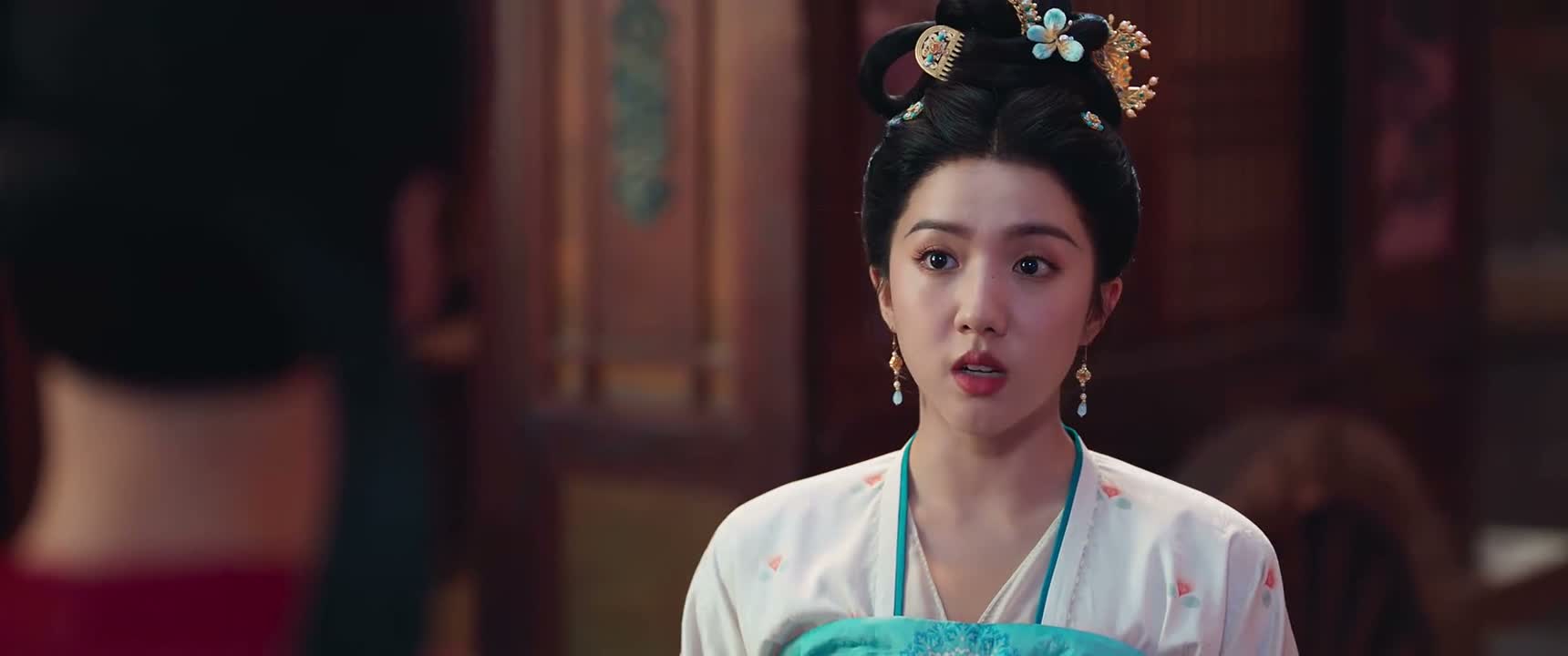 与冷月相似的女子