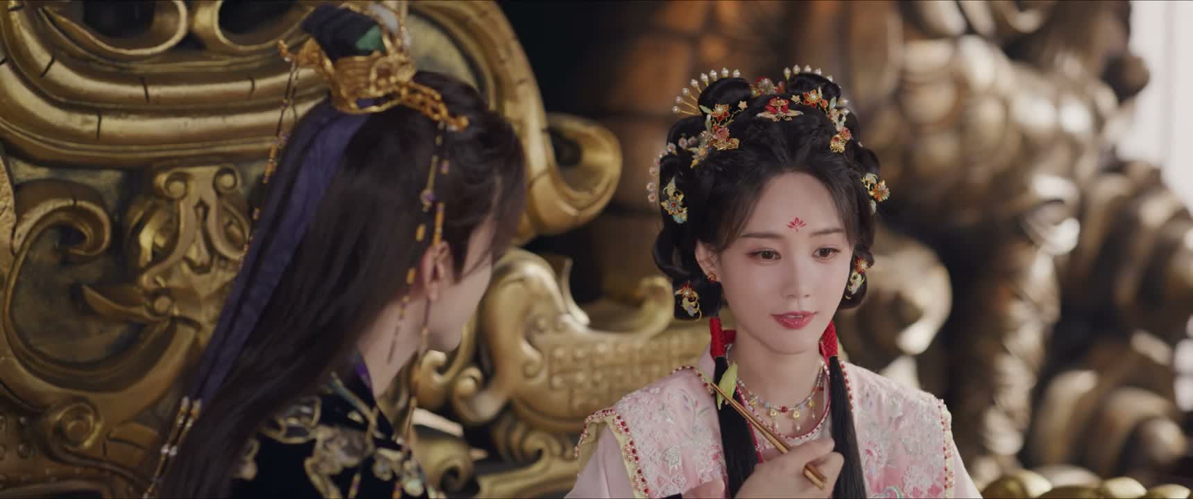 虽然是在演戏 但是自然一点吧