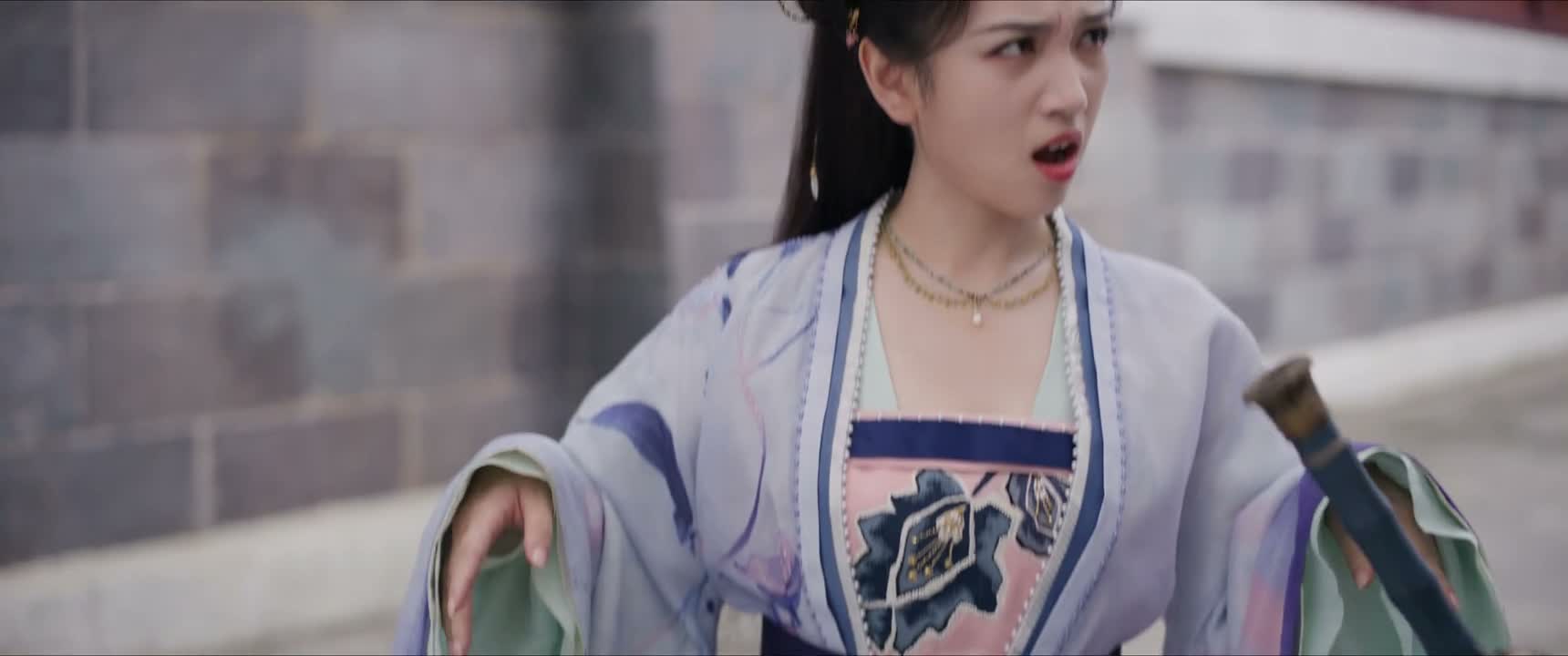 抬头 挺胸